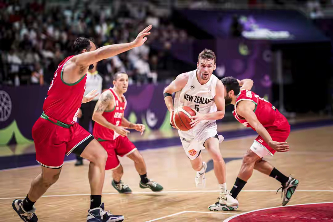 亚特兰大训练开放日；赛后内部沟通引欢呼；CBA季后赛在即；年轻球员得到机会的简单介绍