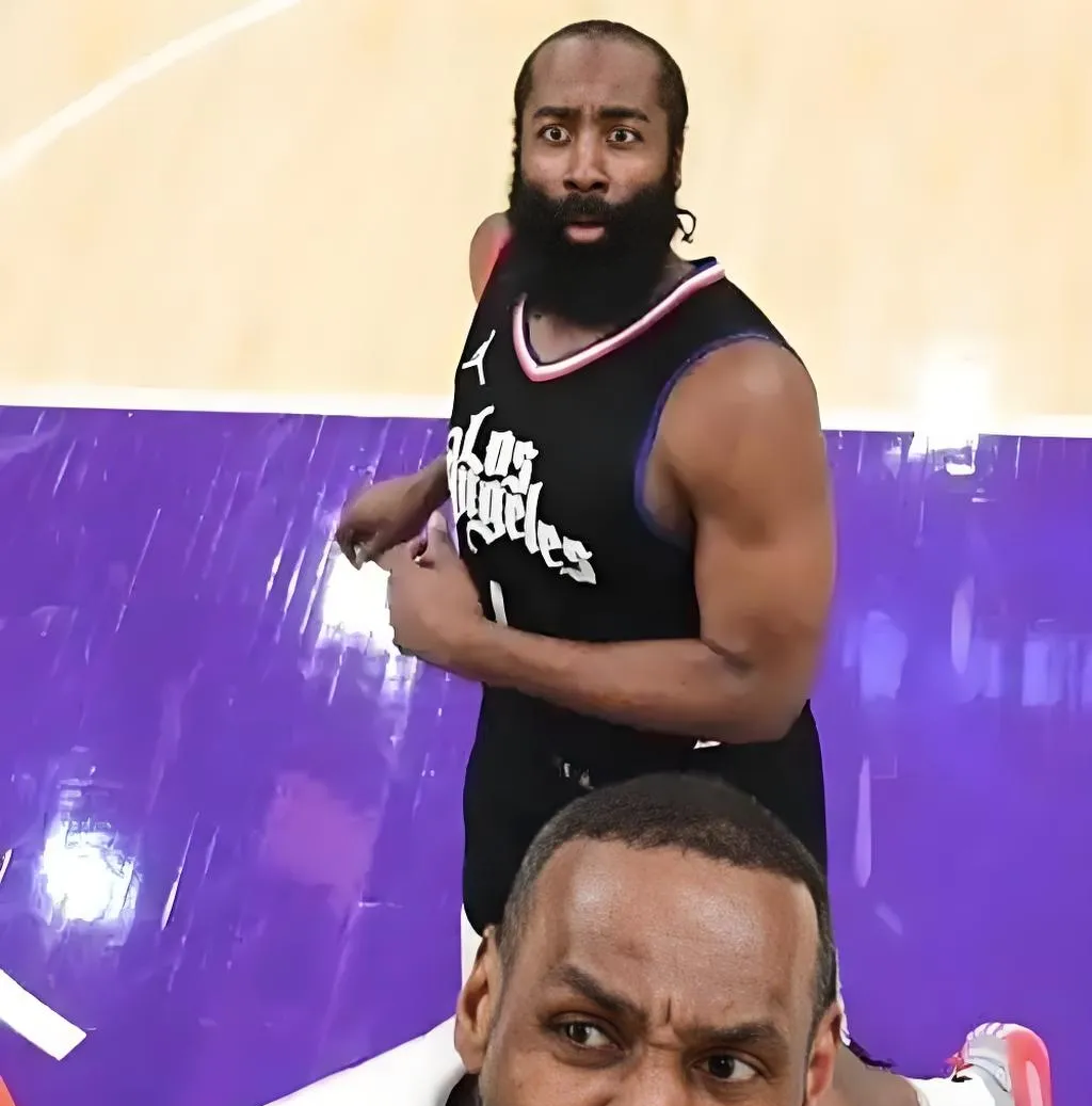  詹姆斯在fpx比赛中回归赛场,关键助攻引发热议的是谁 